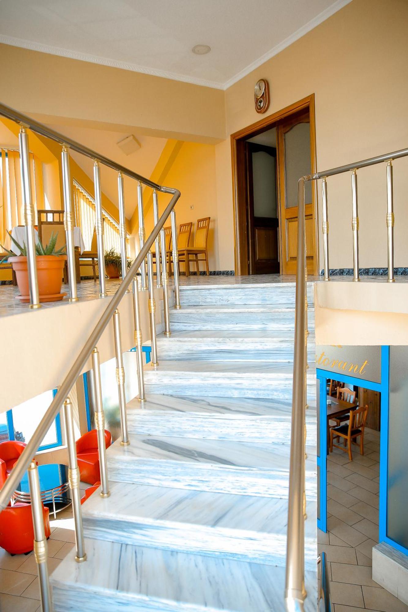 Hotel Ambasador Bahçallëk Extérieur photo
